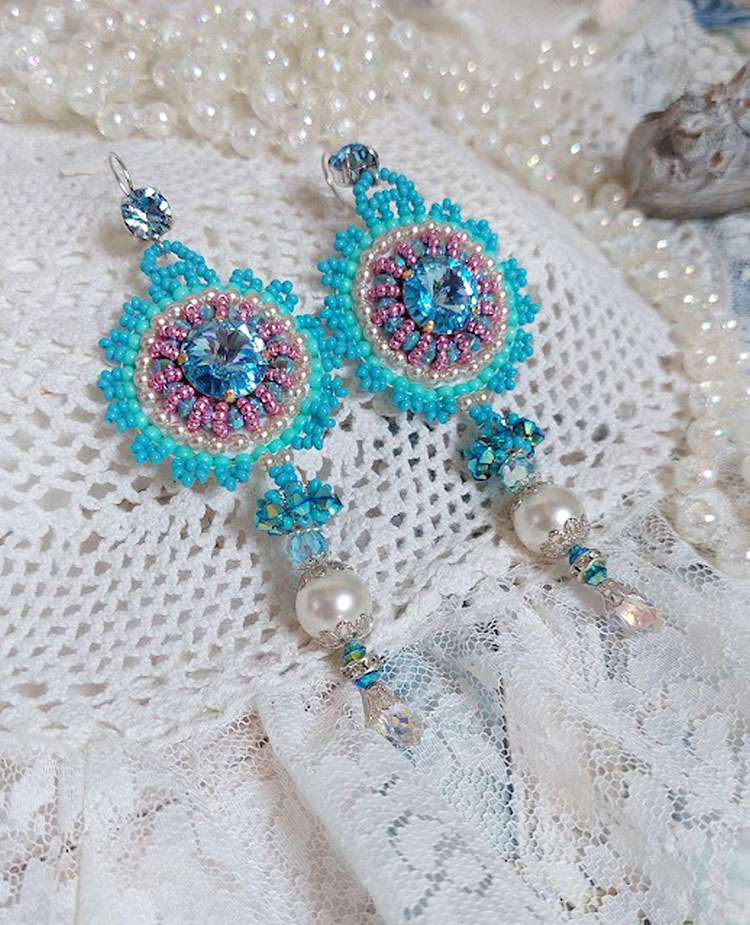 BO Beauty Alicia Blue broderet med Swarovski krystaller, runde perleperler og Miyuki frøperler