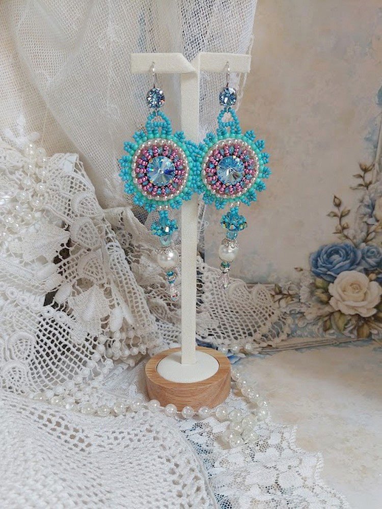 BO Beauty Alicia Blue broderet med Swarovski krystaller, runde perleperler og Miyuki frøperler