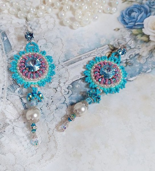 BO Beauty Alicia Blue broderet med Swarovski krystaller, runde perleperler og Miyuki fr&oslash;perler