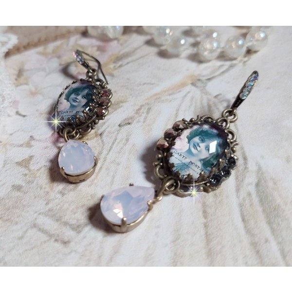 BO Beauty Vintage cr&eacute;&eacute;es avec des cabochons repr&eacute;sentant une jeune fille avec des cristaux de Swarovski et des accessoires de couleur Bronze