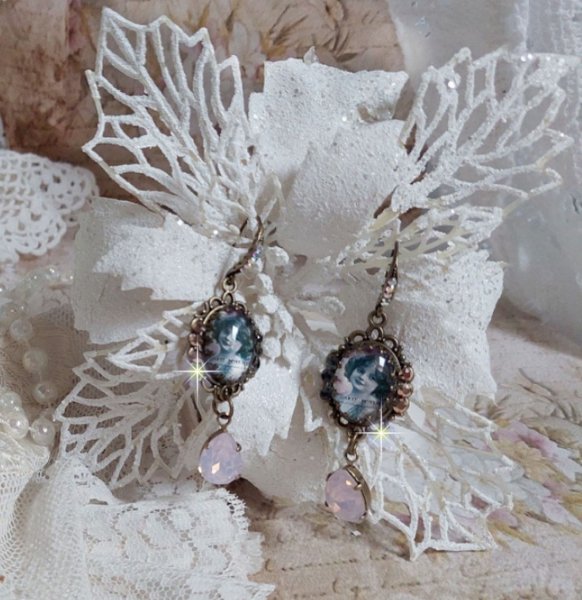 BO Beauty Vintage cr&eacute;&eacute;es avec des cabochons repr&eacute;sentant une jeune fille avec des cristaux de Swarovski et des accessoires de couleur Bronze