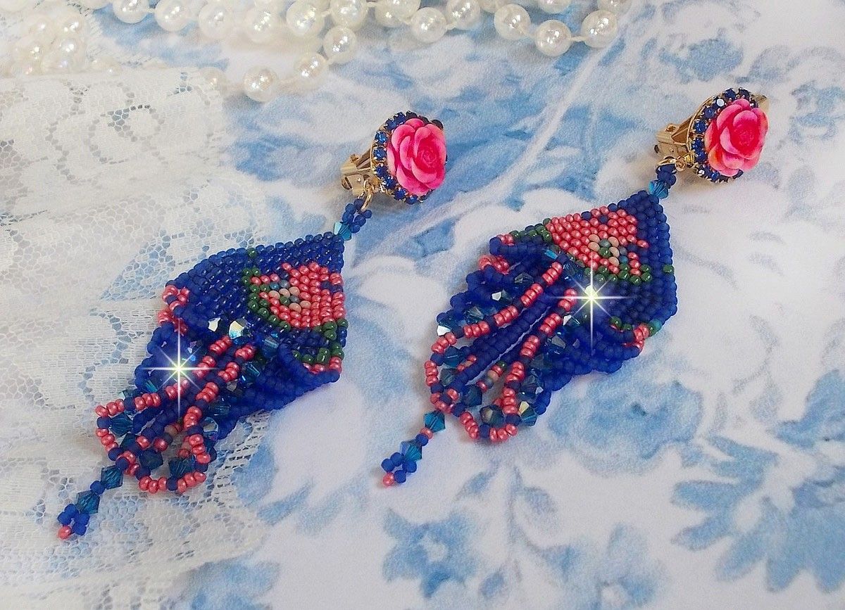 BO Bel'Nuit Bleue skabt med frøperler af høj kvalitet, Swarovski krystaller, harpiks cabochoner og en rhinestone kæde