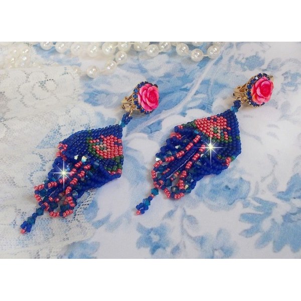 BO Bel'Nuit Bleue skabt med fr&oslash;perler af h&oslash;j kvalitet, Swarovski krystaller, harpiks cabochoner og en rhinestone k&aelig;de