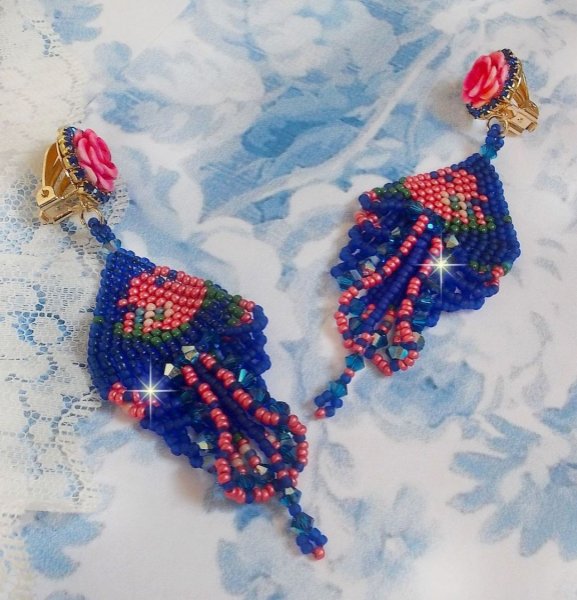 BO Bel'Nuit Bleue skabt med fr&oslash;perler af h&oslash;j kvalitet, Swarovski krystaller, harpiks cabochoner og en rhinestone k&aelig;de