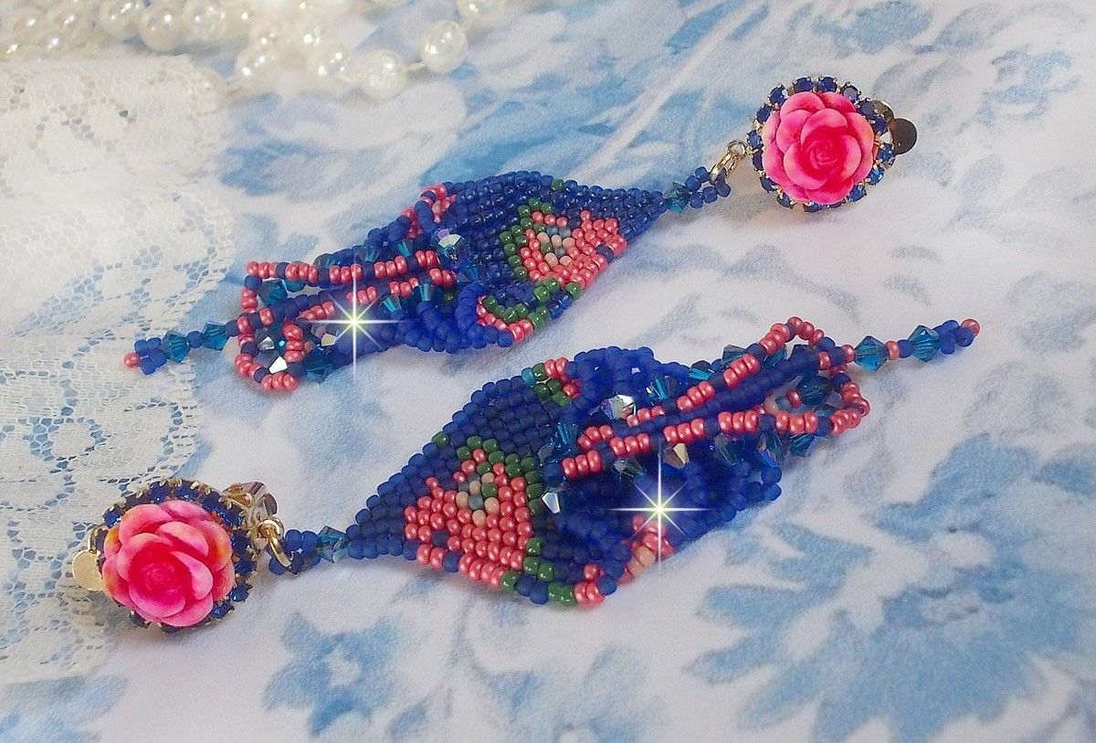 BO Bel'Nuit Bleue skabt med frøperler af høj kvalitet, Swarovski krystaller, harpiks cabochoner og en rhinestone kæde