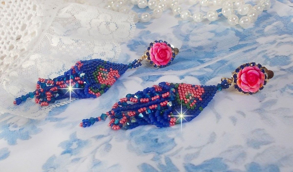 BO Bel'Nuit Bleue skabt med frøperler af høj kvalitet, Swarovski krystaller, harpiks cabochoner og en rhinestone kæde