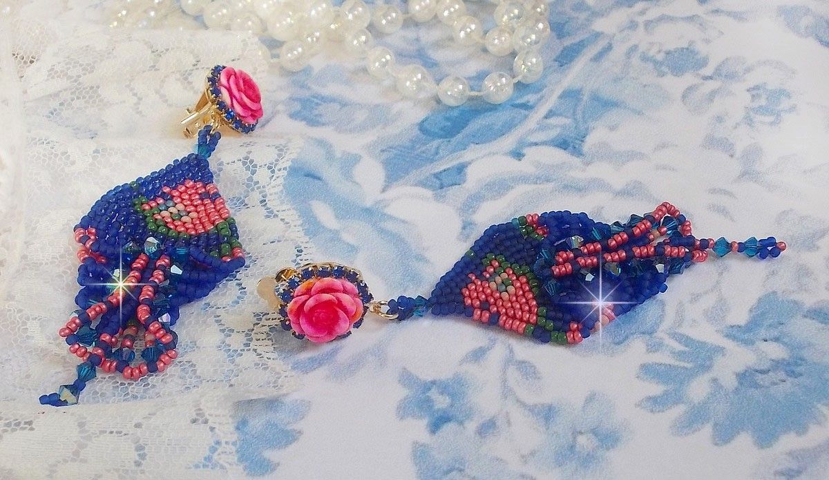 BO Bel'Nuit Bleue skabt med frøperler af høj kvalitet, Swarovski krystaller, harpiks cabochoner og en rhinestone kæde