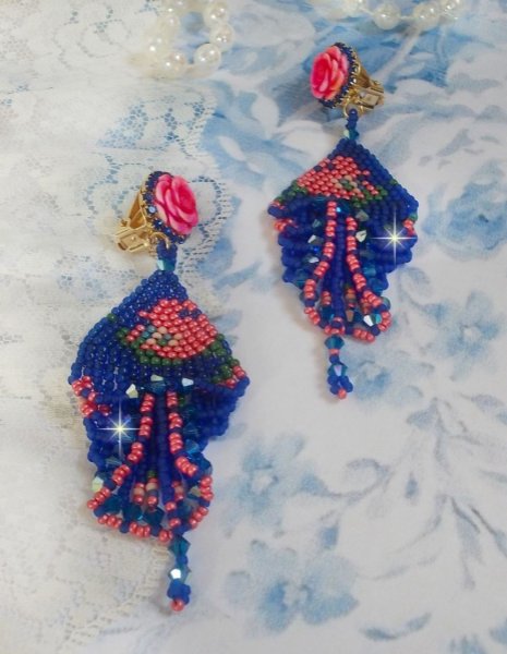 BO Bel'Nuit Bleue skabt med fr&oslash;perler af h&oslash;j kvalitet, Swarovski krystaller, harpiks cabochoner og en rhinestone k&aelig;de