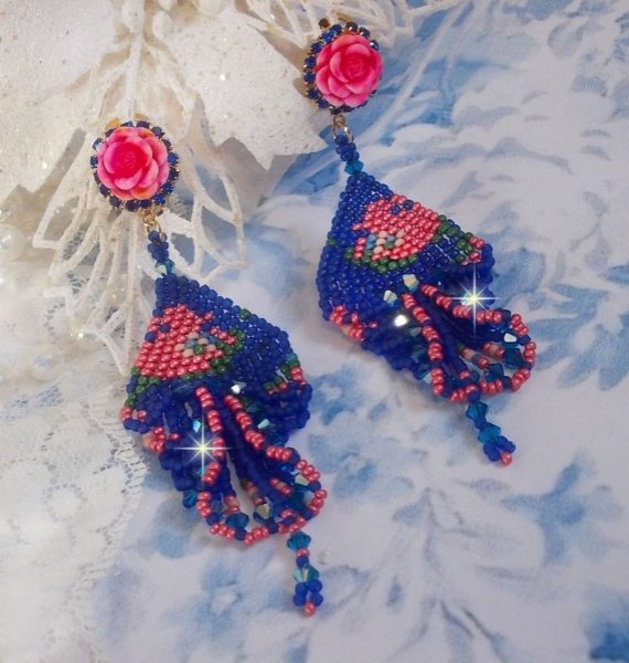 BO Bel'Nuit Bleue skabt med fr&oslash;perler af h&oslash;j kvalitet, Swarovski krystaller, harpiks cabochoner og en rhinestone k&aelig;de