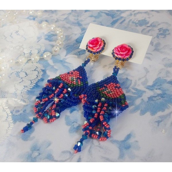 BO Bel'Nuit Bleue skabt med fr&oslash;perler af h&oslash;j kvalitet, Swarovski krystaller, harpiks cabochoner og en rhinestone k&aelig;de