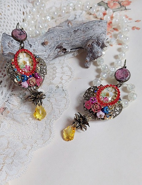 BO Belle classe mont&eacute;es avec estampes m&eacute;tal, cabochons verres, fleurs porcelaines et perles Cristal Swarovski.