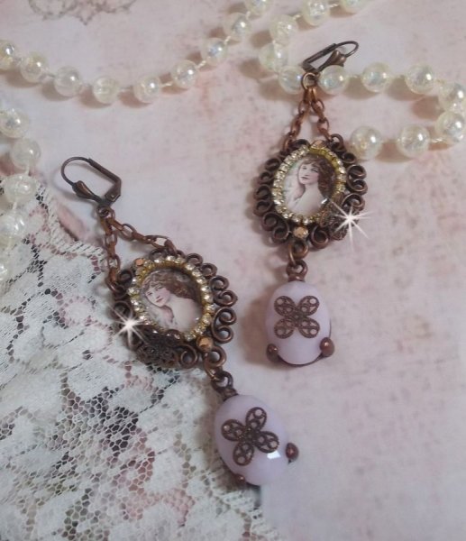 BO Blondy Roses skabt med PureCrystal cabochons, forst&oslash;rrelsesglas cabochons, medaljoner og en rhinestone k&aelig;de