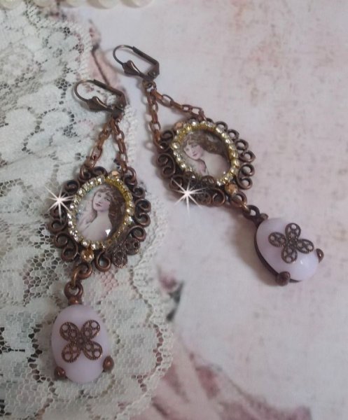 BO Blondy Roses skabt med PureCrystal cabochons, forst&oslash;rrelsesglas cabochons, medaljoner og en rhinestone k&aelig;de