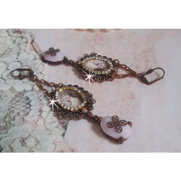 BO Blondy Roses skabt med PureCrystal cabochons, forst&oslash;rrelsesglas cabochons, medaljoner og en rhinestone k&aelig;de