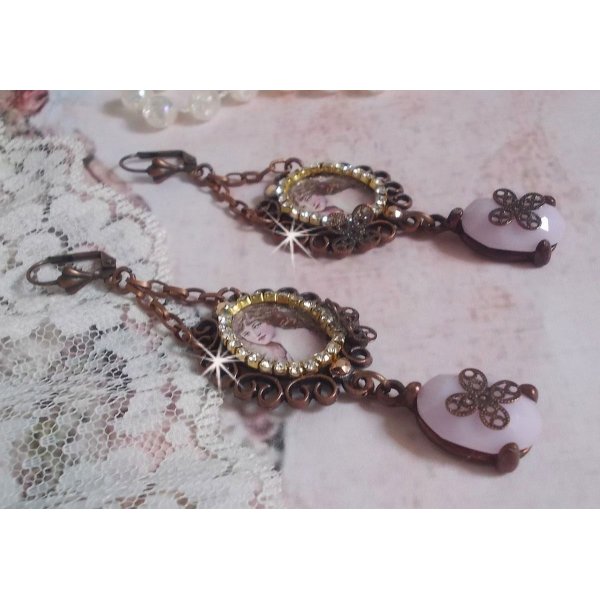 BO Blondy Roses skabt med PureCrystal cabochons, forst&oslash;rrelsesglas cabochons, medaljoner og en rhinestone k&aelig;de