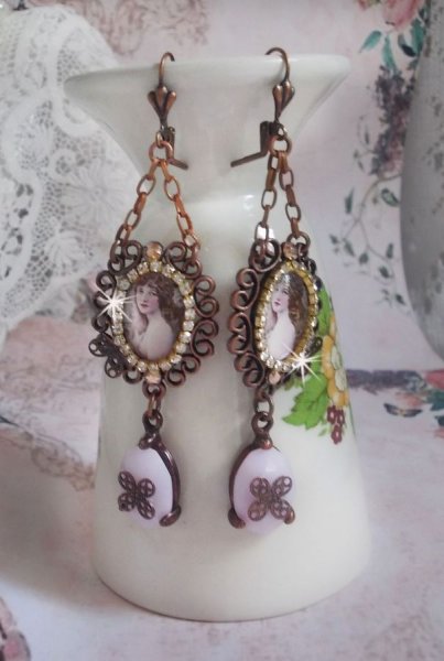 BO Blondy Roses skabt med PureCrystal cabochons, forst&oslash;rrelsesglas cabochons, medaljoner og en rhinestone k&aelig;de