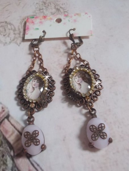 BO Blondy Roses skabt med PureCrystal cabochons, forst&oslash;rrelsesglas cabochons, medaljoner og en rhinestone k&aelig;de