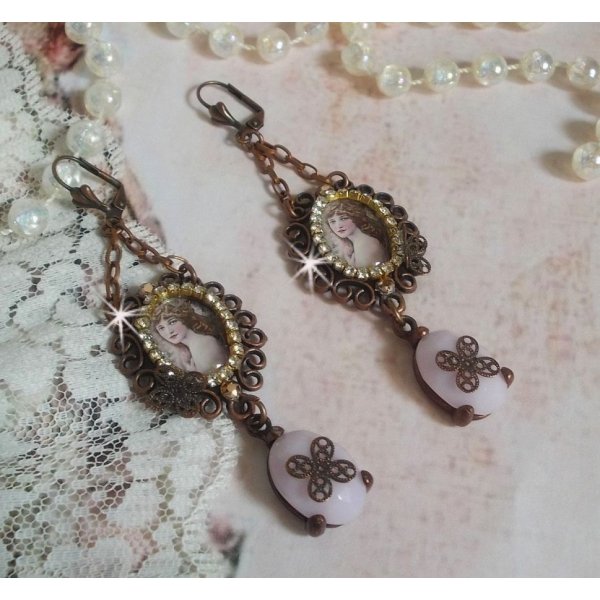 BO Blondy Roses skabt med PureCrystal cabochons, forst&oslash;rrelsesglas cabochons, medaljoner og en rhinestone k&aelig;de