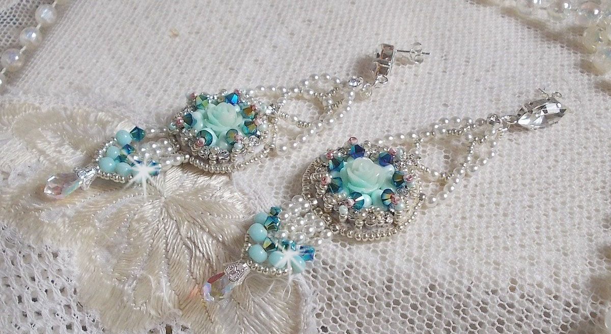 BO Blue Flowers Haute-Couture broderet med Swarovski krystaller, Mint farvede harpiks cabochons, Miyuki frøperler og 925/1000 sølv ørestikker