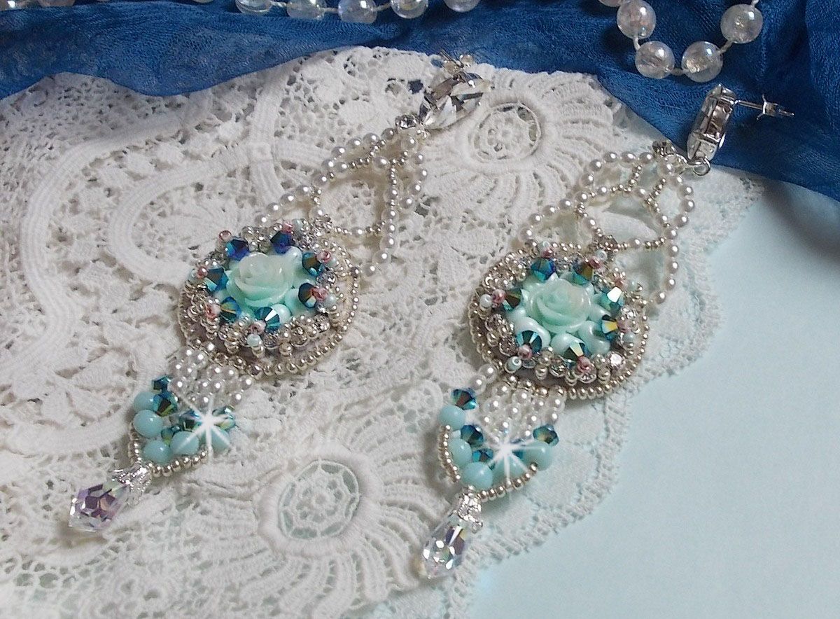 BO Blue Flowers Haute-Couture broderet med Swarovski krystaller, Mint farvede harpiks cabochons, Miyuki frøperler og 925/1000 sølv ørestikker