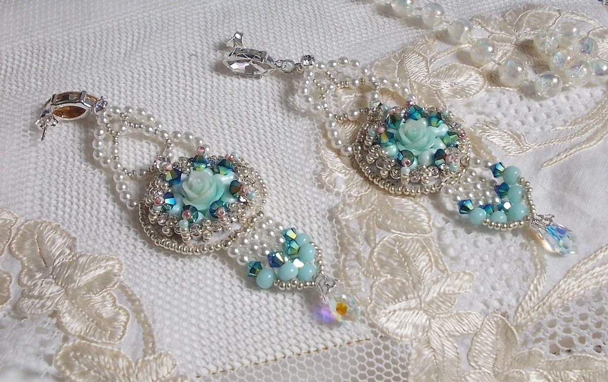 BO Blue Flowers Haute-Couture broderet med Swarovski krystaller, Mint farvede harpiks cabochons, Miyuki frøperler og 925/1000 sølv ørestikker