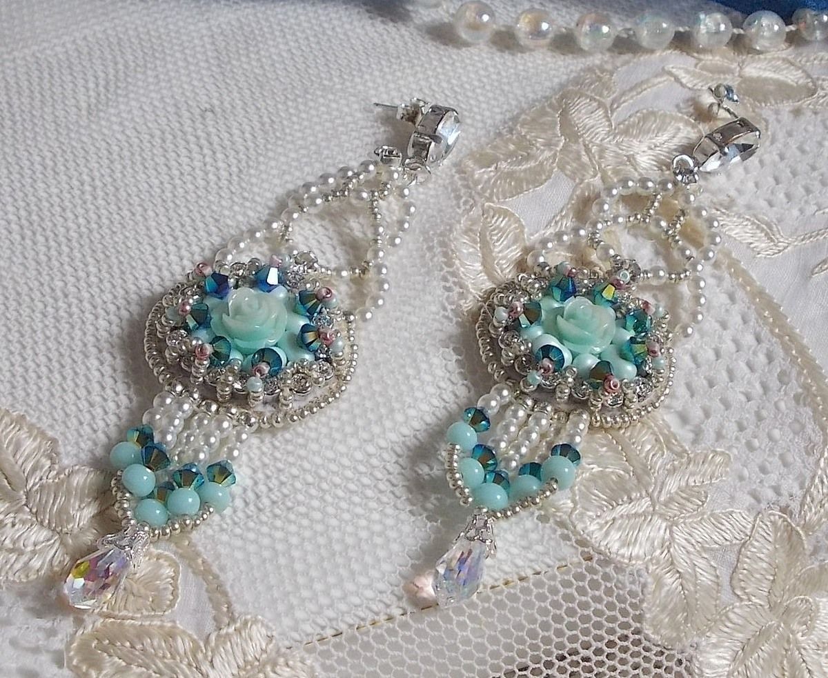 BO Blue Flowers Haute-Couture broderet med Swarovski krystaller, Mint farvede harpiks cabochons, Miyuki frøperler og 925/1000 sølv ørestikker