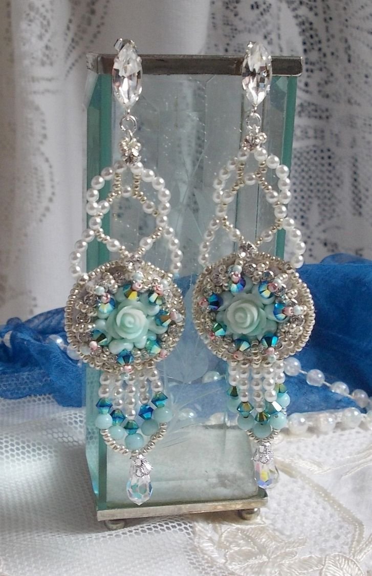 BO Blue Flowers Haute-Couture broderet med Swarovski krystaller, Mint farvede harpiks cabochons, Miyuki frøperler og 925/1000 sølv ørestikker