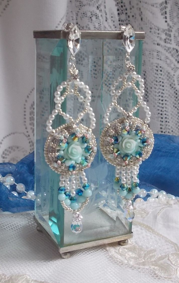 BO Blue Flowers Haute-Couture broderet med Swarovski krystaller, Mint farvede harpiks cabochons, Miyuki frøperler og 925/1000 sølv ørestikker