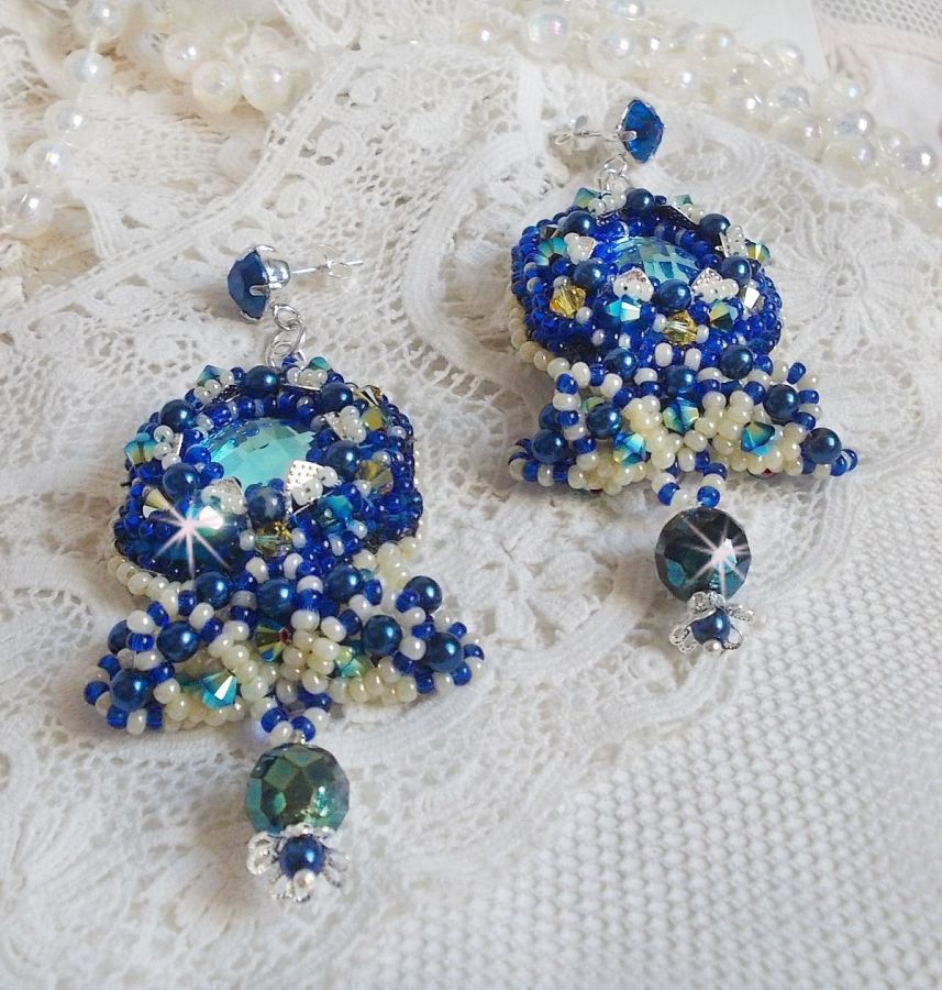 BO Blue Palace Haute-Couture broderet med Swarovski-krystaller, perleperler, filigranstempler og 925/1000 sølv cabochonholdere