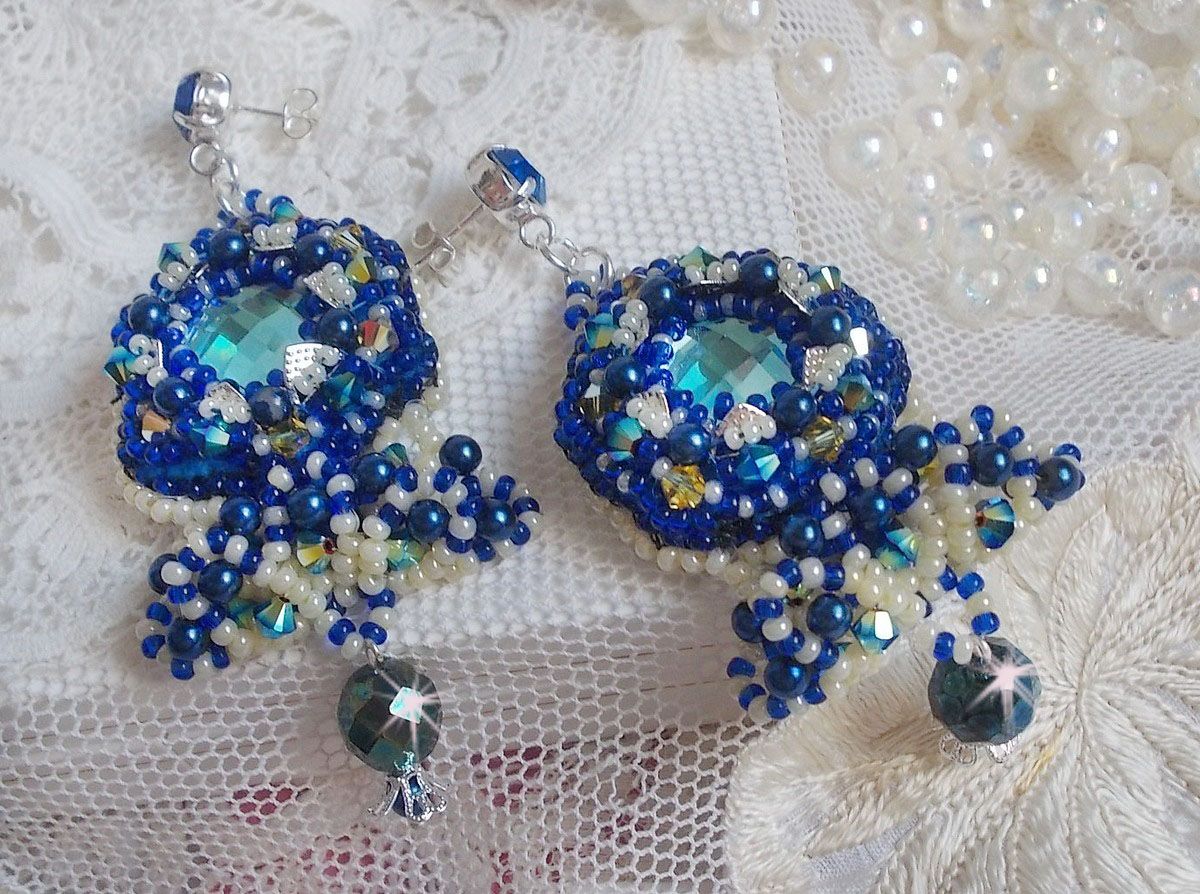 BO Blue Palace Haute-Couture broderet med Swarovski-krystaller, perleperler, filigranstempler og 925/1000 sølv cabochonholdere