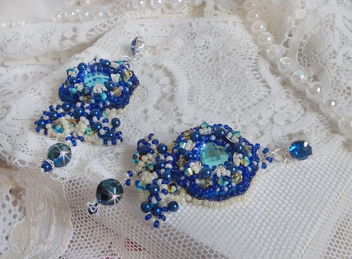 BO Blue Palace Haute-Couture broderet med Swarovski-krystaller, perleperler, filigranstempler og 925/1000 sølv cabochonholdere