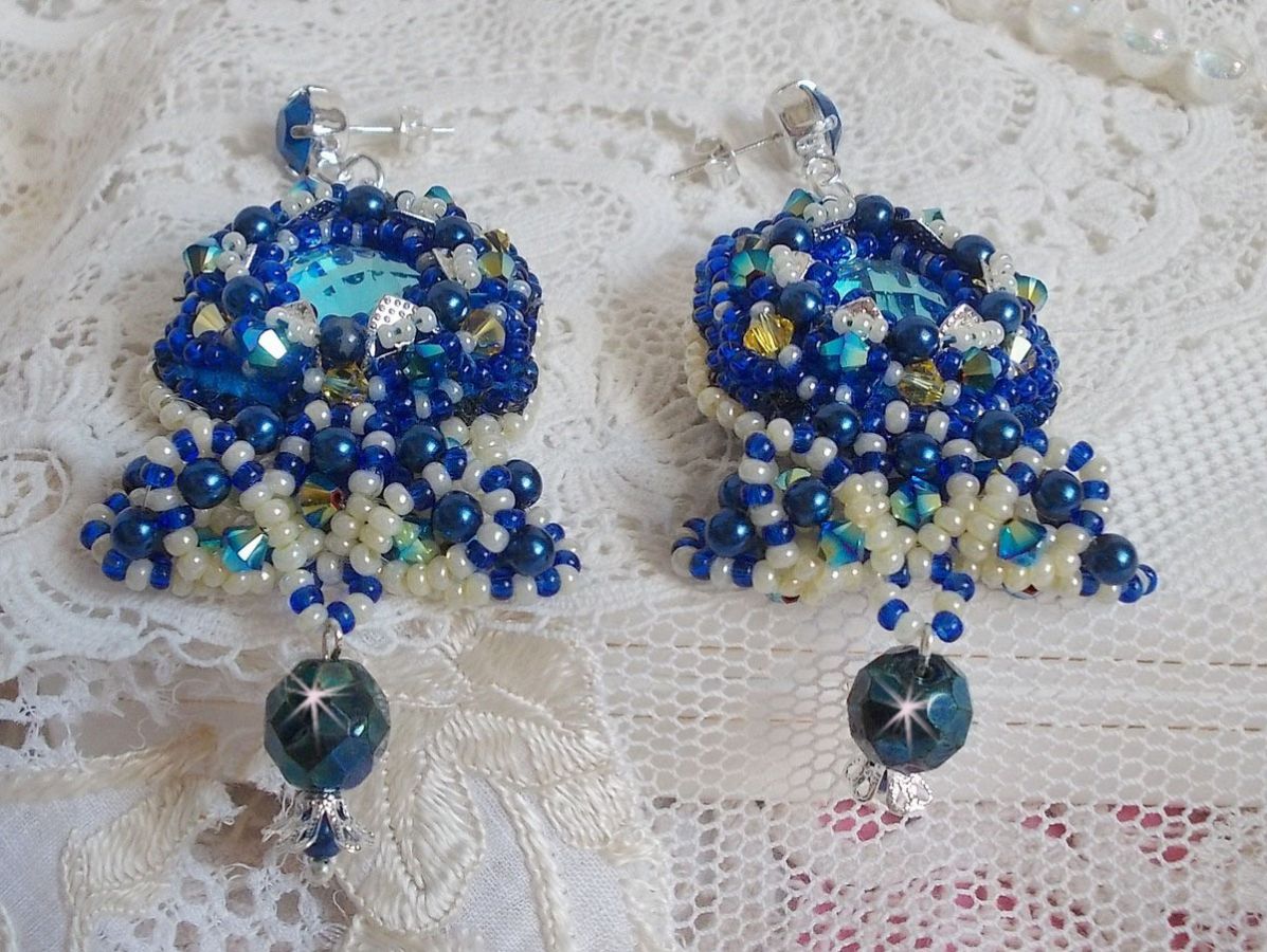 BO Blue Palace Haute-Couture broderet med Swarovski-krystaller, perleperler, filigranstempler og 925/1000 sølv cabochonholdere