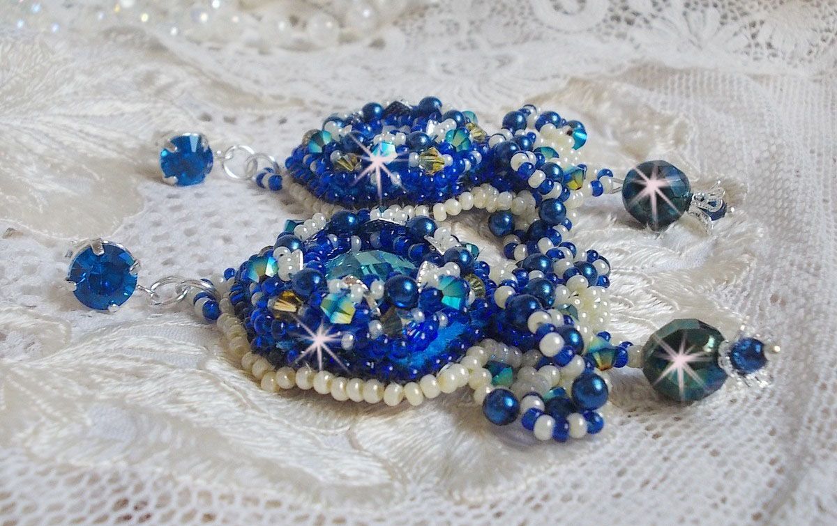 BO Blue Palace Haute-Couture broderet med Swarovski-krystaller, perleperler, filigranstempler og 925/1000 sølv cabochonholdere