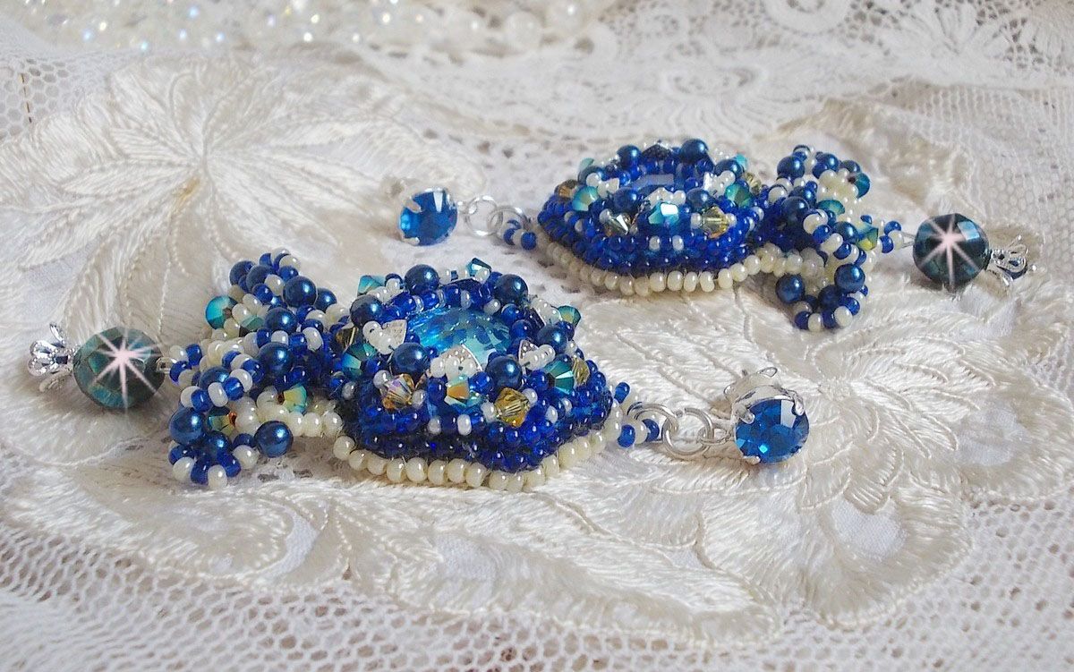 BO Blue Palace Haute-Couture broderet med Swarovski-krystaller, perleperler, filigranstempler og 925/1000 sølv cabochonholdere