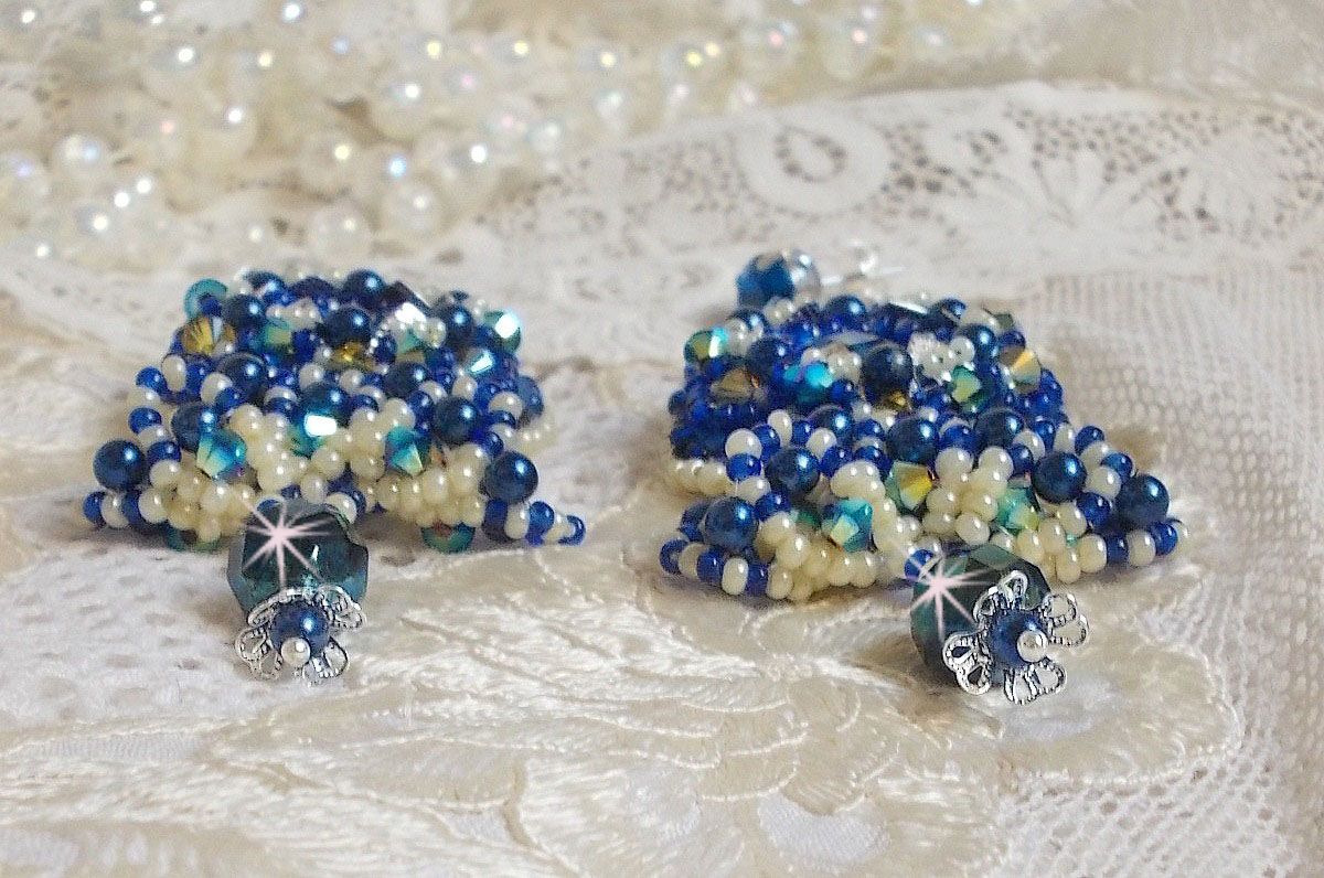 BO Blue Palace Haute-Couture broderet med Swarovski-krystaller, perleperler, filigranstempler og 925/1000 sølv cabochonholdere