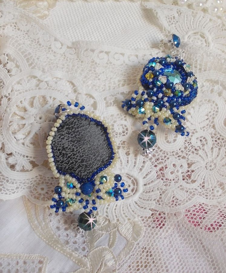 BO Blue Palace Haute-Couture broderet med Swarovski-krystaller, perleperler, filigranstempler og 925/1000 sølv cabochonholdere