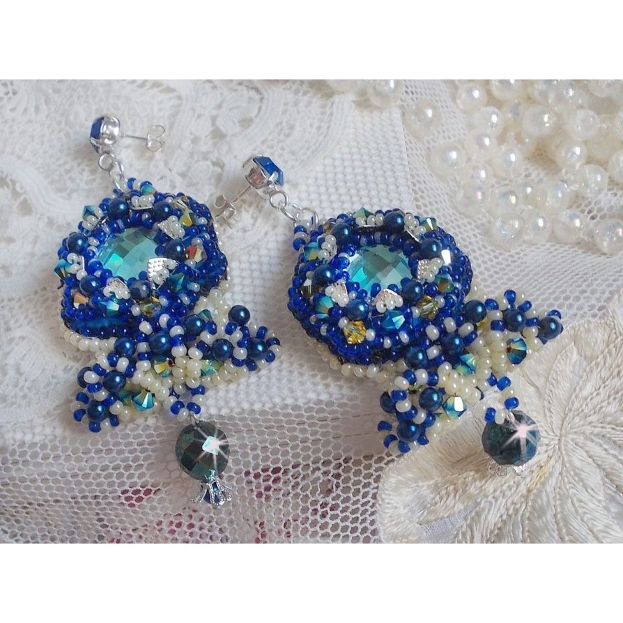 BO Blue Palace Haute-Couture broderet med Swarovski-krystaller, perleperler, filigranstempler og 925/1000 sølv cabochonholdere