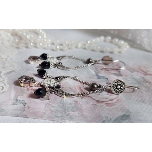 BO Bohochic argentées et Noir crées avec des cabochons poire en cristal, breloque époxy, poires en verre sur des crochets d'oreilles en argent 925