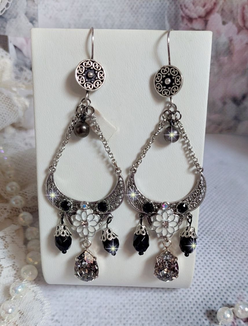 BO Bohochic argentées et Noir crées avec des cabochons poire en cristal, breloque époxy, poires en verre sur des crochets d'oreilles en argent 925