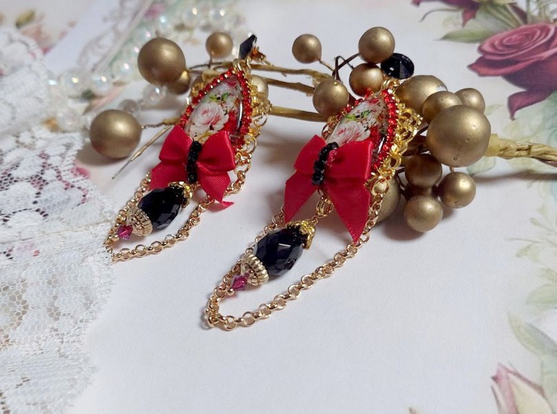 BO Bonheur mont&eacute;es avec cabochons poires, n&oelig;ud satin, cha&icirc;ne strass, gouttes et cristal Swarovski