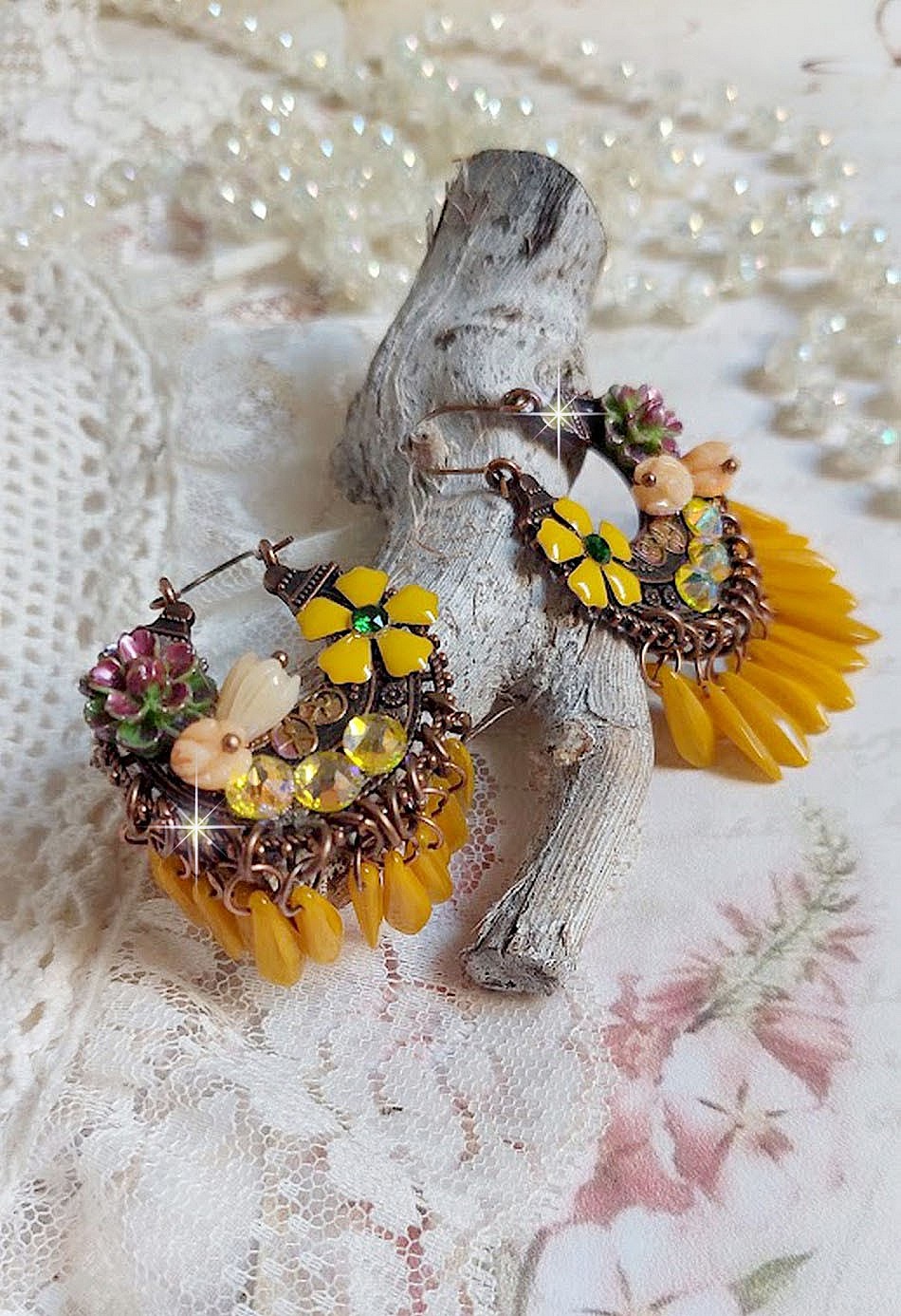 BO Bouquet Exotique mont&eacute;es avec dagues en verre, fleurs &eacute;poxy, fleurs en r&eacute;sine peintes &agrave; la main, cabochons en cristal et boucles estampes demi-lune