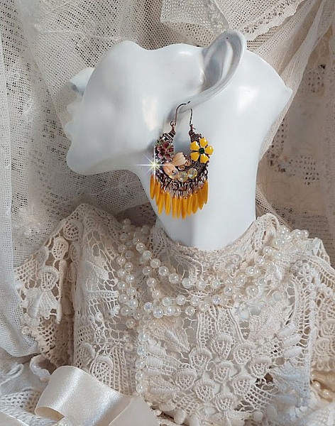 BO Bouquet Exotique mont&eacute;es avec dagues en verre, fleurs &eacute;poxy, fleurs en r&eacute;sine peintes &agrave; la main, cabochons en cristal et boucles estampes demi-lune