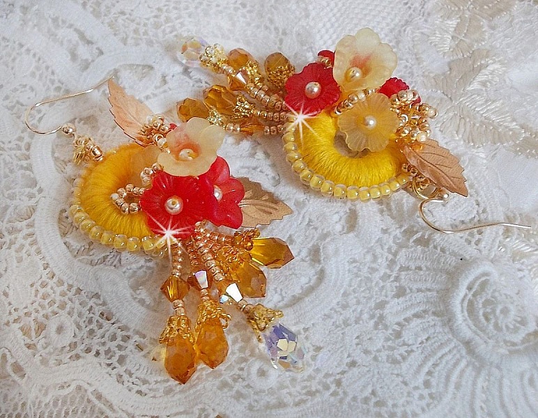 Buttercup BO broderet med Swarovski-krystaller og gul/orange DMC-bomuld
