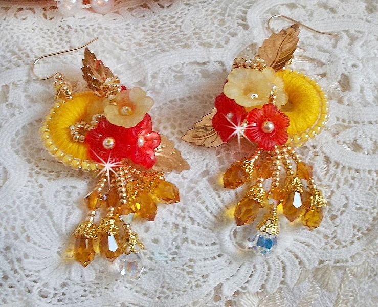 Buttercup BO broderet med Swarovski-krystaller og gul/orange DMC-bomuld