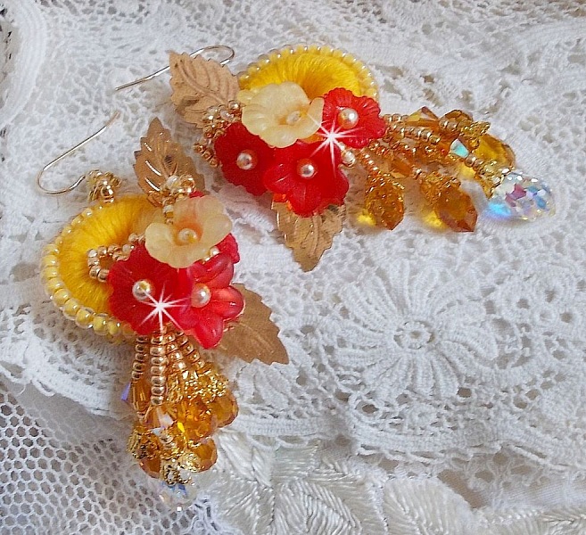 Buttercup BO broderet med Swarovski-krystaller og gul/orange DMC-bomuld