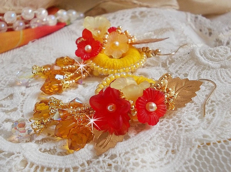 Buttercup BO broderet med Swarovski-krystaller og gul/orange DMC-bomuld