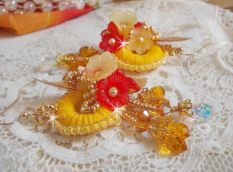 Buttercup BO broderet med Swarovski-krystaller og gul/orange DMC-bomuld