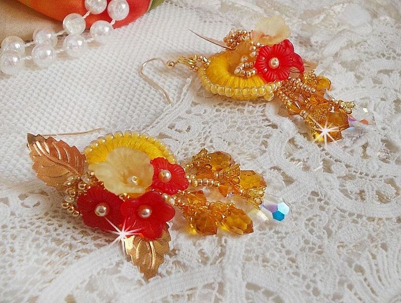 Buttercup BO broderet med Swarovski-krystaller og gul/orange DMC-bomuld
