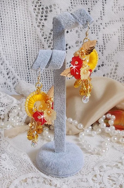Buttercup BO broderet med Swarovski-krystaller og gul/orange DMC-bomuld