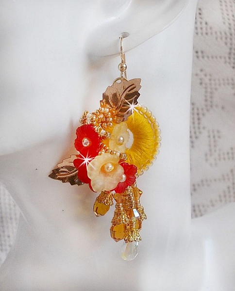 Buttercup BO broderet med Swarovski-krystaller og gul/orange DMC-bomuld